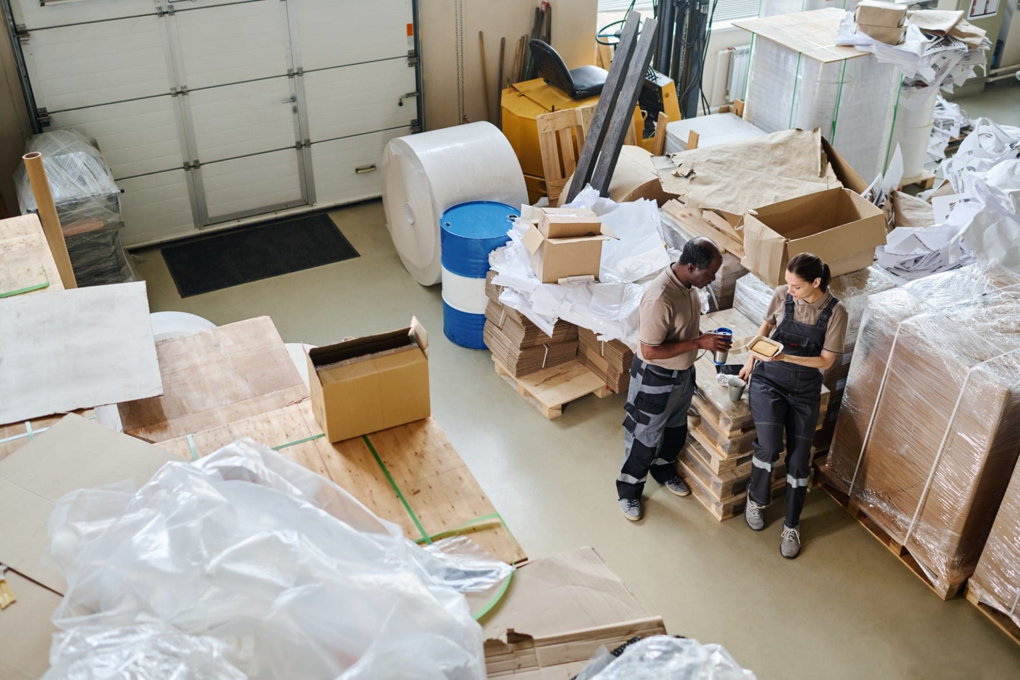 Lager mit verpackten Möbeln, Kartons und Paletten